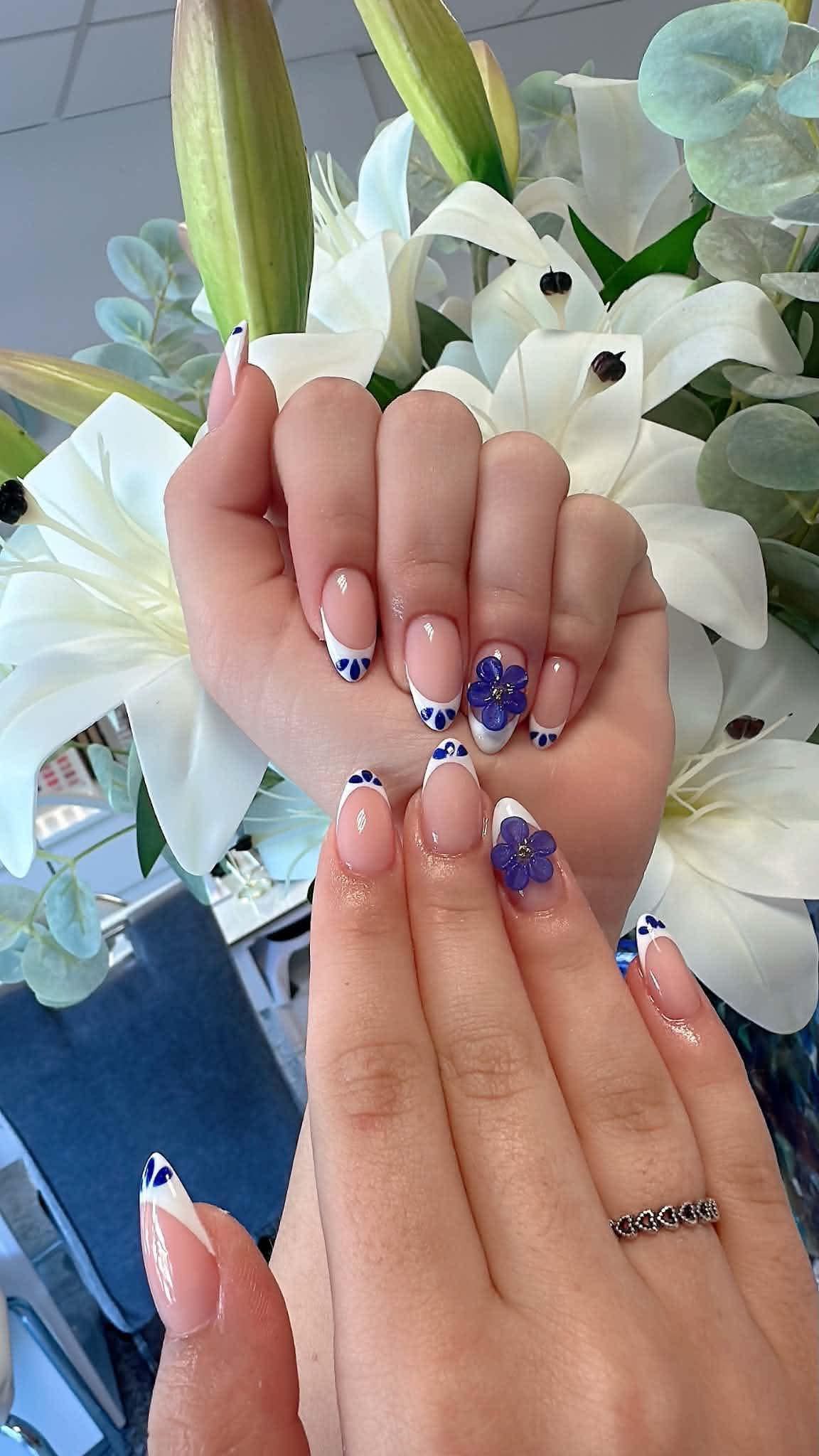 Kundenfeedback von Lea H. zu blauem Flower French Nageldesign bei Elly Nails in Frankfurt Ostend