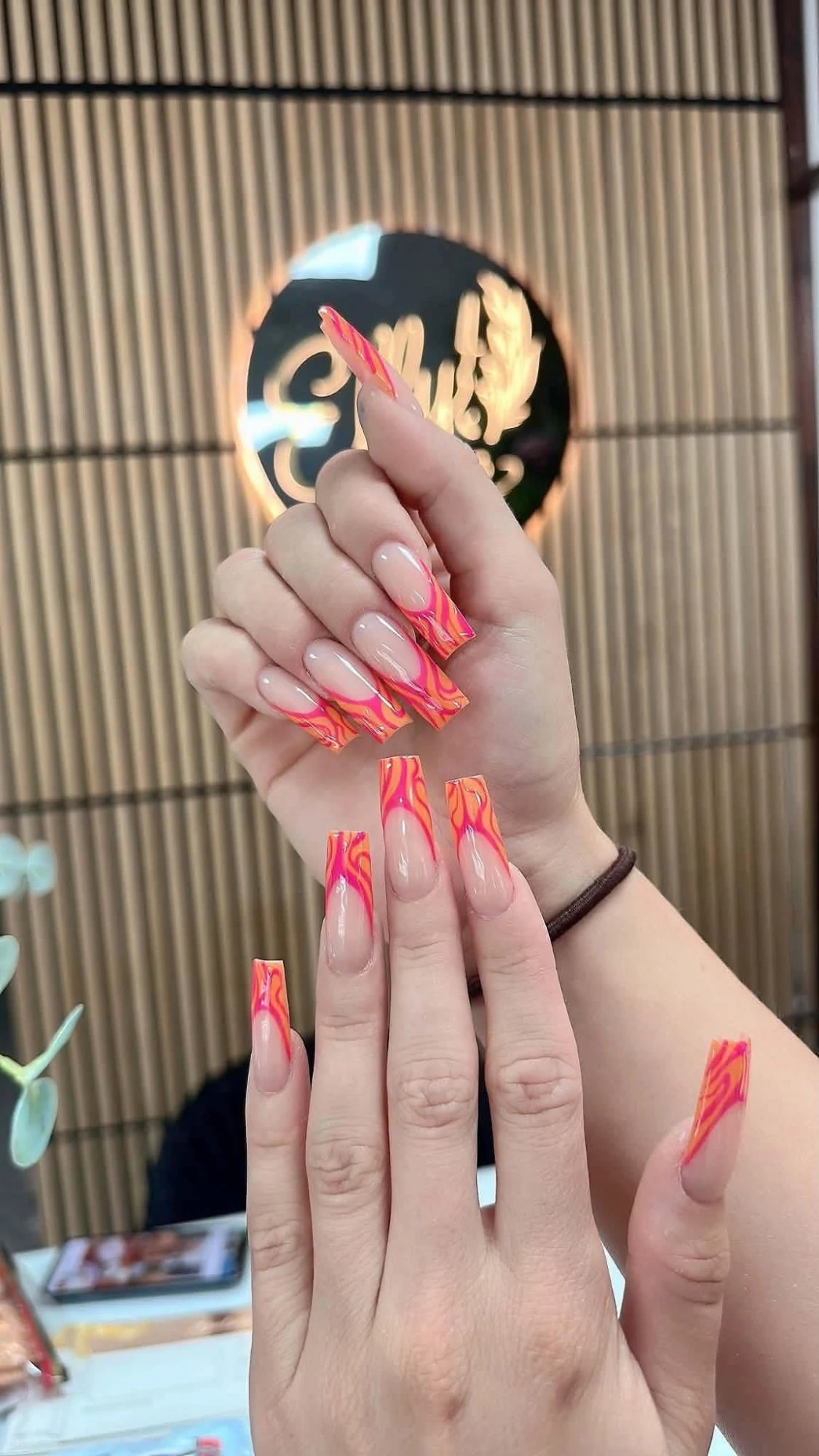 Orangefarbenes Flame Nageldesign in Ballerina-Form bei Elly Nails in Frankfurt Ostend
