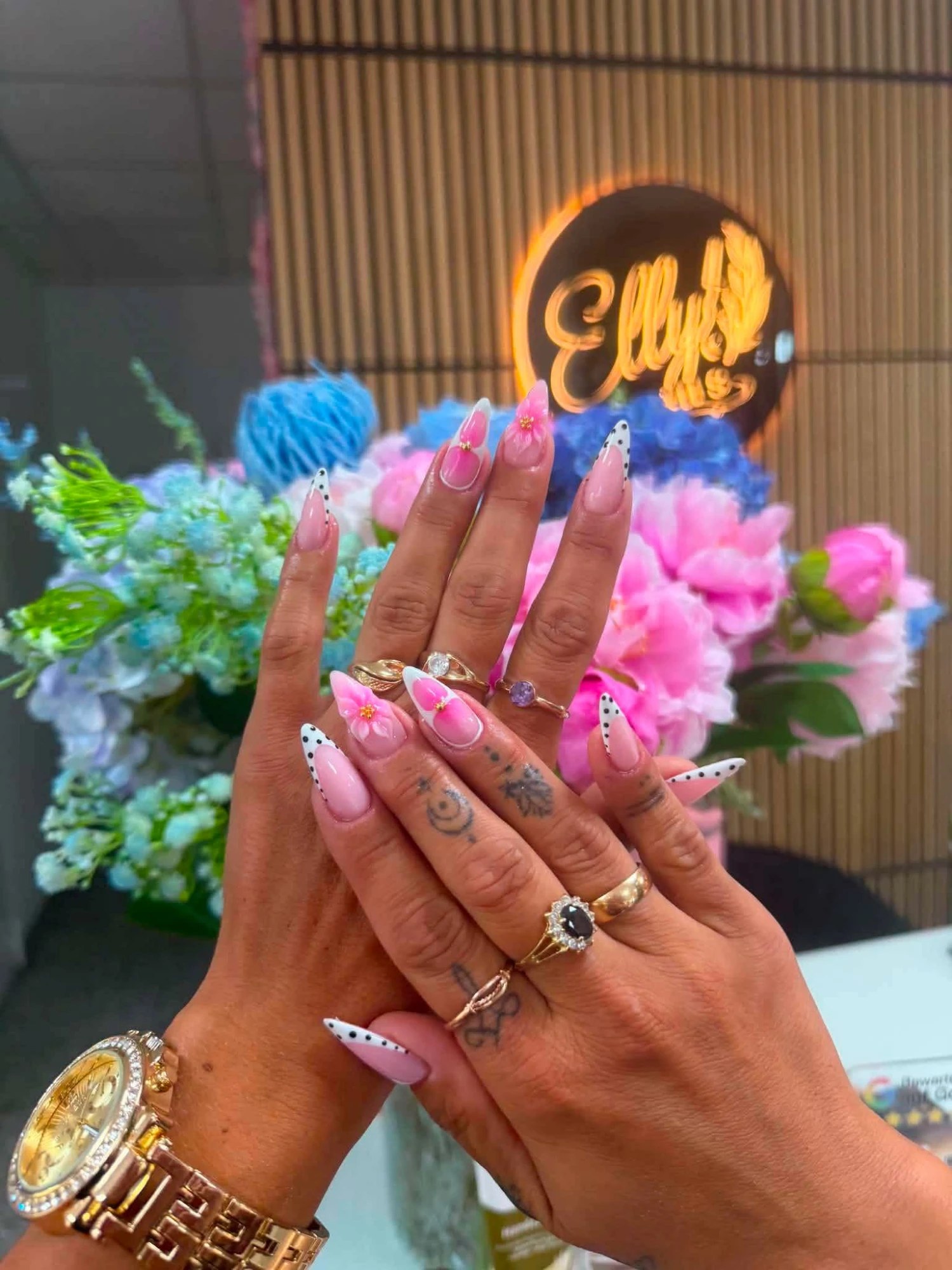 Pinkes Flower French Nageldesign mit Punkten bei Elly Nails in Frankfurt Ostend