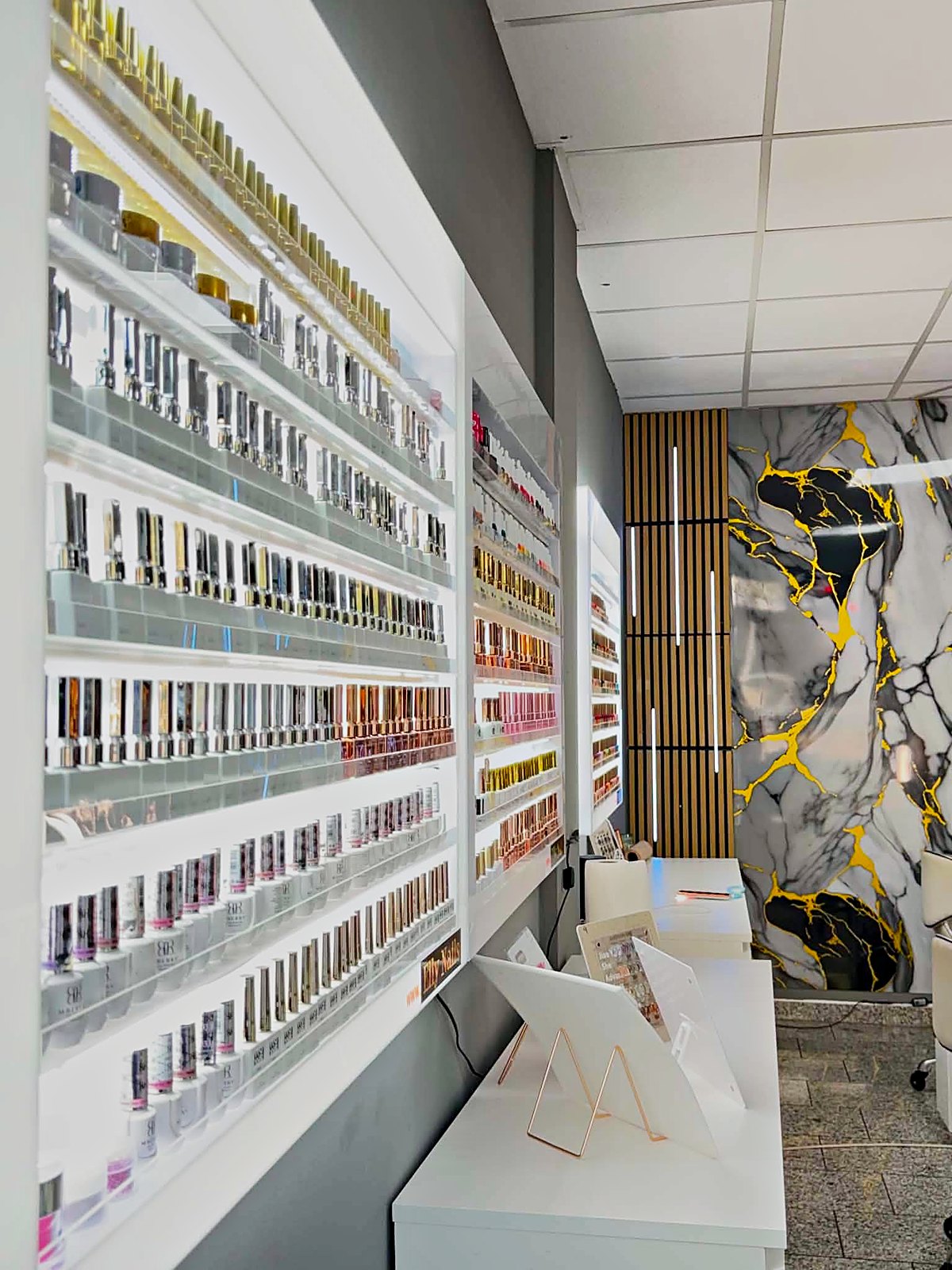 Nagellack-Wand mit hunderten Farben zur Auswahl bei Elly Nails in Frankfurt Ostend