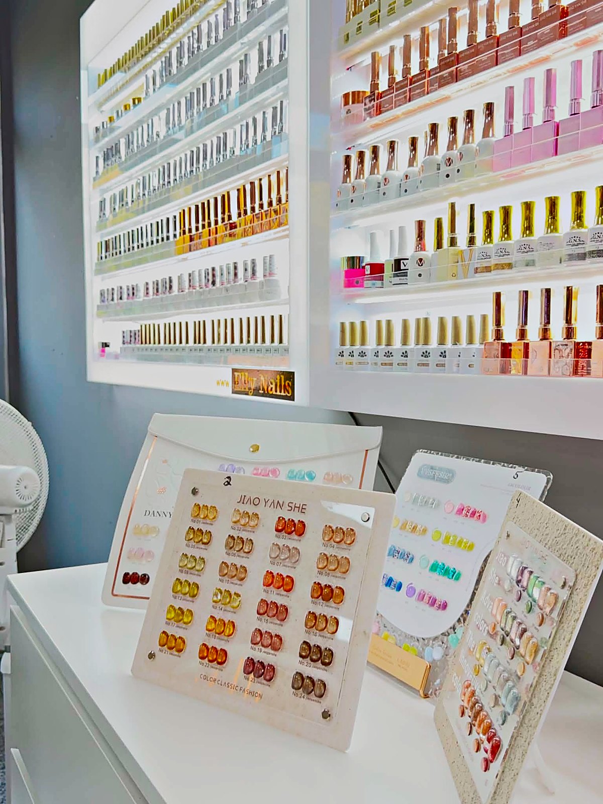Display mit Farbmustern und Nageltips zur Beratung bei Elly Nails in Frankfurt Ostend