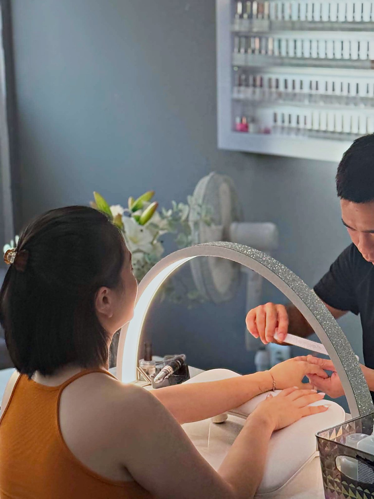Maniküre-Arbeitsplatz mit Ringlicht während einer Behandlung bei Elly Nails Frankfurt