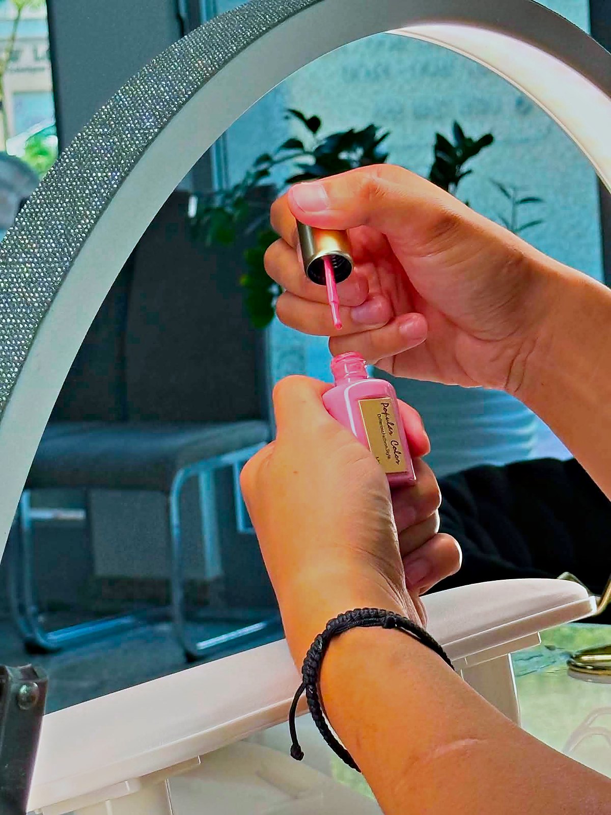 Auswahl des passenden Nagellacks am Behandlungsplatz bei Elly Nails Frankfurt