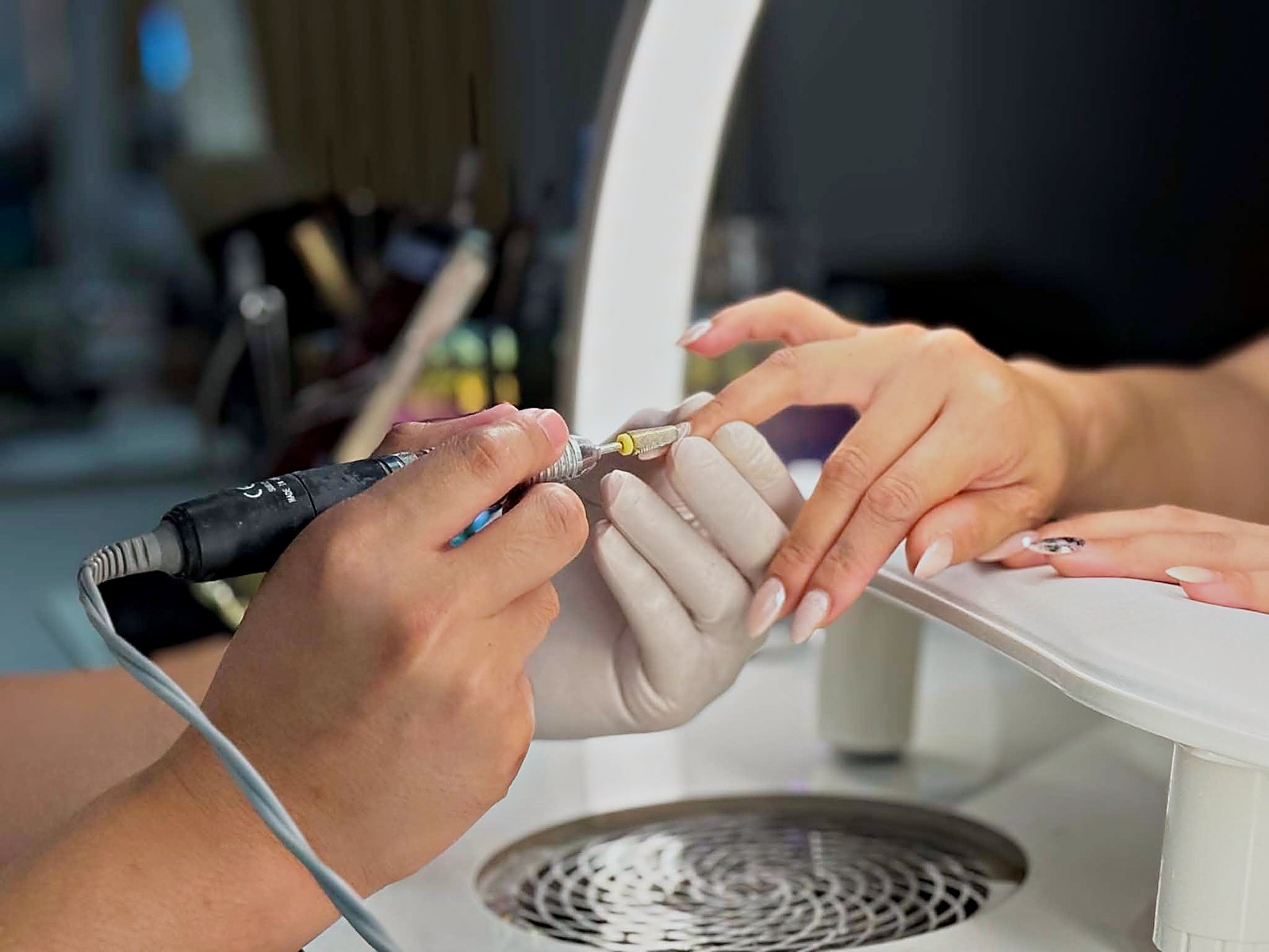 Detailaufnahme der Nagelmodellage mit Fräser bei Elly Nails in Frankfurt Ostend