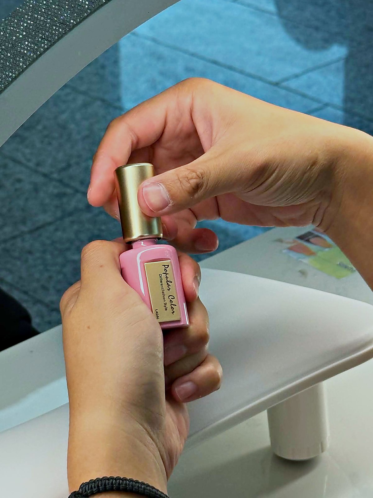 Roséfarbener Nagellack als Detailaufnahme bei Elly Nails in Frankfurt Ostend