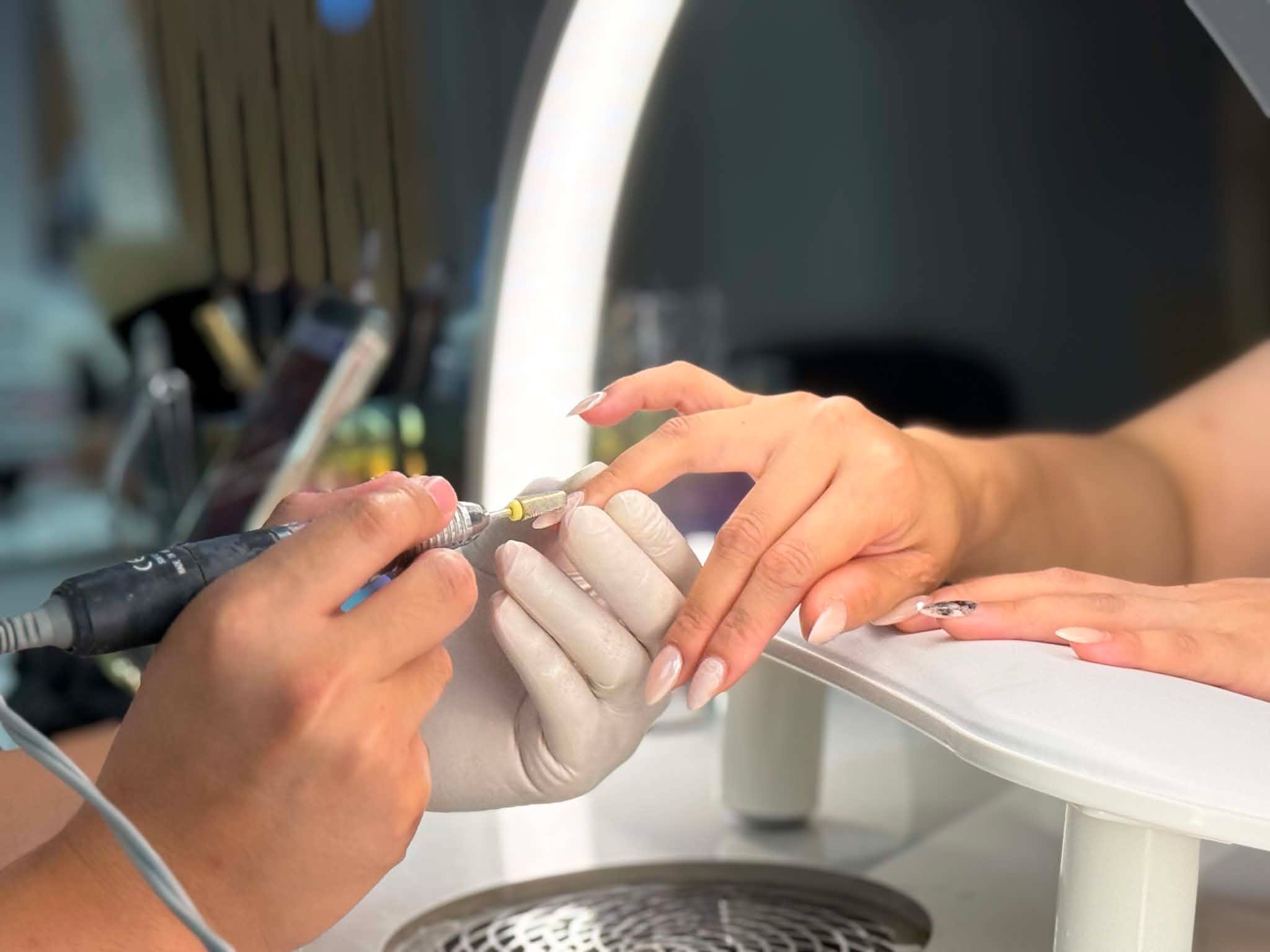 Detailaufnahme eines Nageldesigns im Elly Nails Studio in Frankfurt Ostend